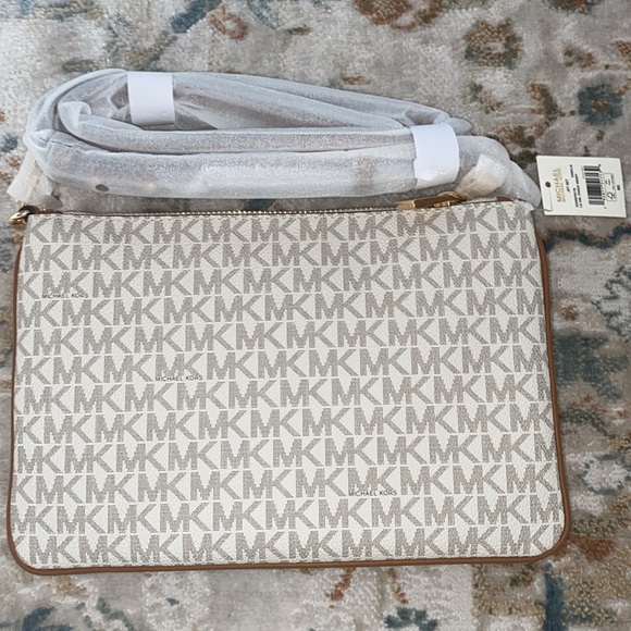 Michael Kors Side Satschel with adjustable length. - Picture 2 of 4